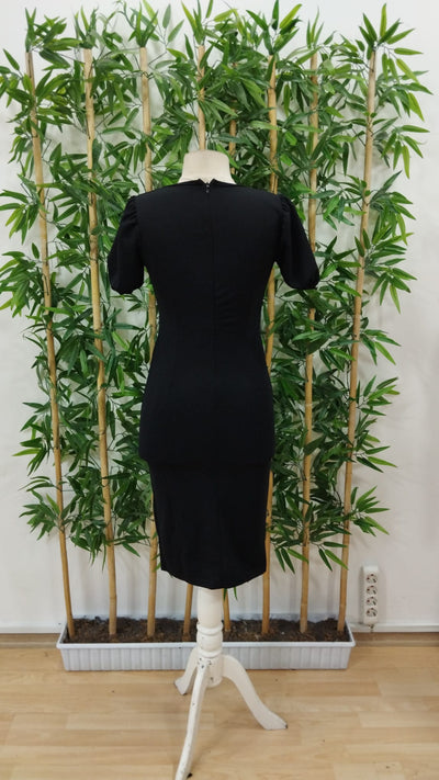 Rochie de damă din crep importat, cu mânecă scurtă, decolteu deschis și detaliu inelar în față, 23643