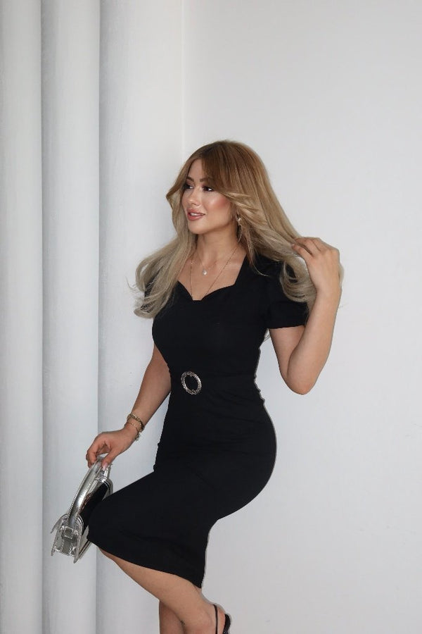 Rochie de damă din crep importat, cu mânecă scurtă, decolteu deschis și detaliu inelar în față, 23643