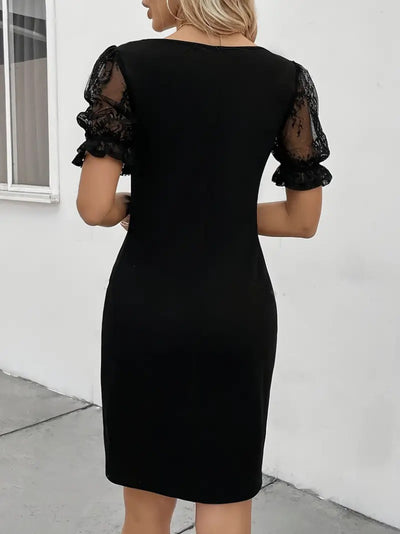 Rochie damă din crep Janjan, cu mânecă scurtă, dantelă, decolteu în V, șnur lateral și detalii încrucișate, 36667