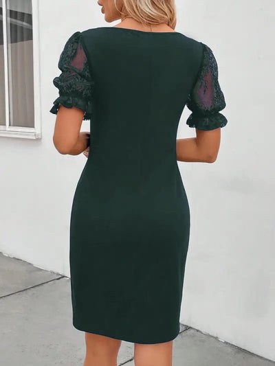 Rochie de damă importată, din crep, cu mânecă scurtă, dantelă, decolteu în V și detalii încrucișate, încrețită lateral, model 29475