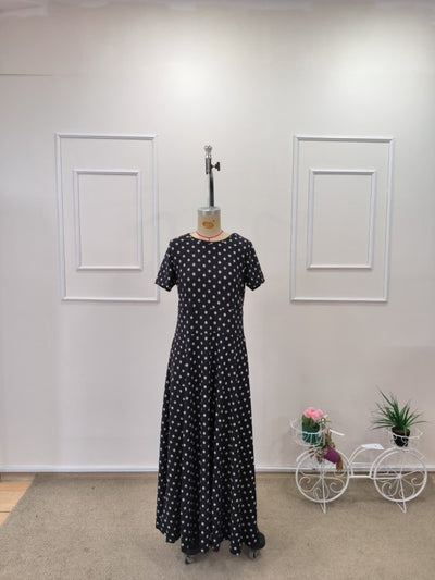 Rochie lungă tricotată crep de damă cu mânecă scurtă, decolteu rotund și buline, 35855