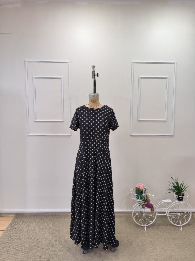 Rochie lungă tricotată crep de damă cu mânecă scurtă, decolteu rotund și buline, 35855