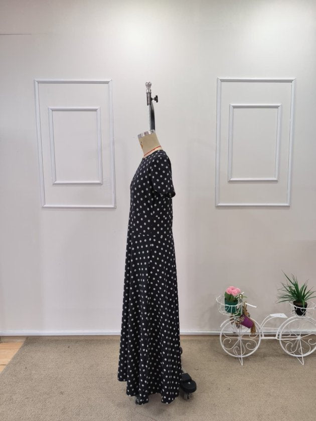 Rochie lungă tricotată crep de damă cu mânecă scurtă, decolteu rotund și buline, 35855