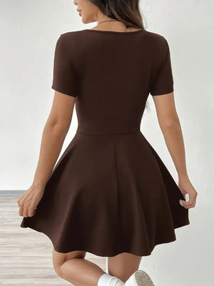 Rochie de damă din material scuba cu mânecă scurtă, decolteu pătrat și detalii scurte, cu buzunare, 25591