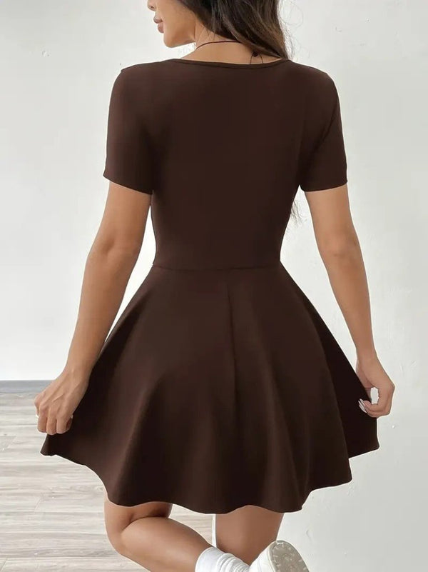 Rochie de damă din material scuba cu mânecă scurtă, decolteu pătrat și detalii scurte, cu buzunare, 25591