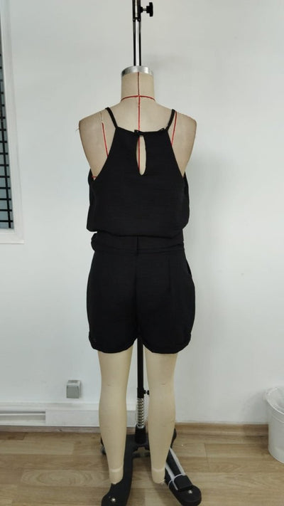 Set două piese cu bluză cu bretele subțiri și decolteu halter și pantaloni scurți, 34930