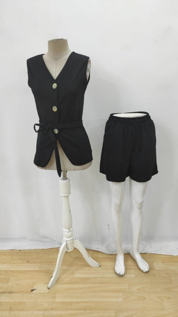 Set de două piese pentru femei, jachetă și pantaloni scurți din crep importat, fără mâneci, cu nasturi în față, 34436