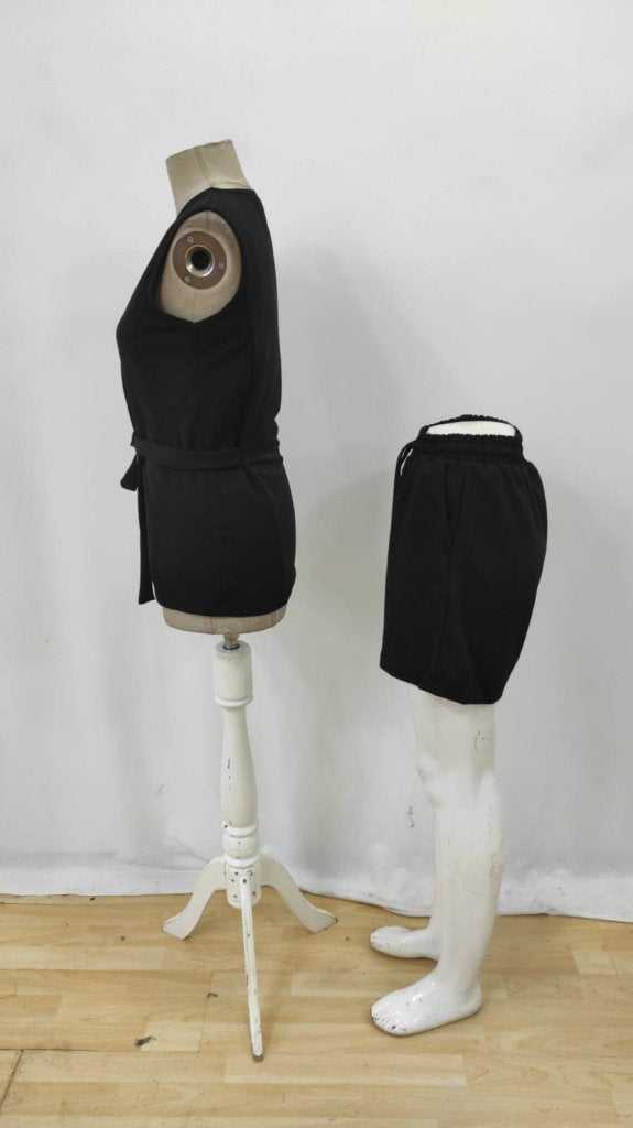 Set de două piese pentru femei, jachetă și pantaloni scurți din crep importat, fără mâneci, cu nasturi în față, 34436