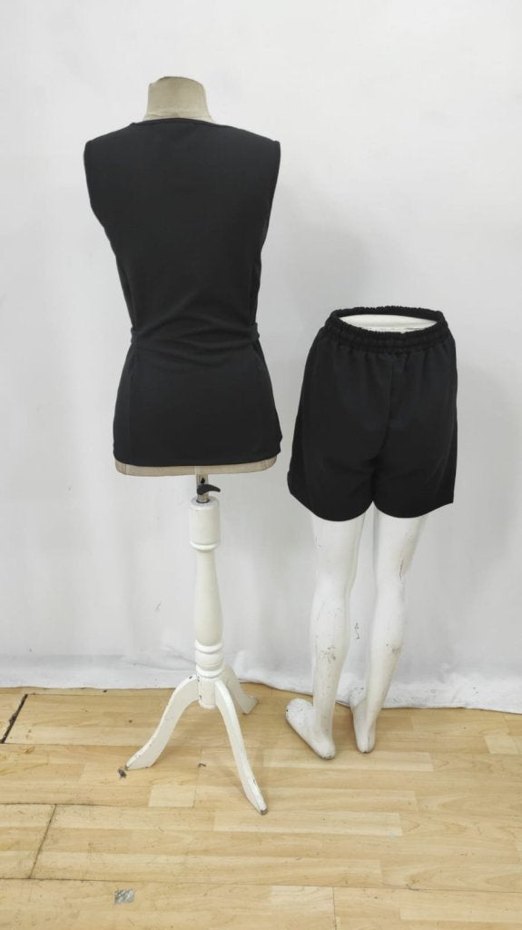 Set de două piese pentru femei, jachetă și pantaloni scurți din crep importat, fără mâneci, cu nasturi în față, 34436