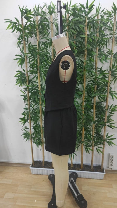 Costum deux-pièces de damă, din aeroben, cu vestă cu bretele, decolteu în V, nasturi în față și pantaloni scurți, 36870