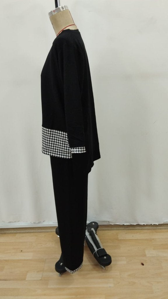 Compleu de damă din două piese (bluză și pantaloni), cu mânecă lungă, guler rotund, detalii houndstooth, din viscoză (două fire), 31835