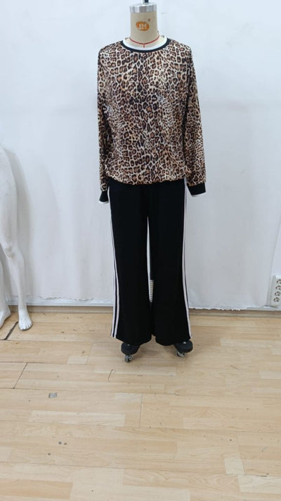 Set de două piese pentru femei - bluza din viscoză cu mâneci lungi, gât rotund, model leopard și pantaloni din viscoză, 37565