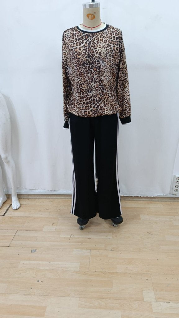 Set de două piese pentru femei - bluza din viscoză cu mâneci lungi, gât rotund, model leopard și pantaloni din viscoză, 37565