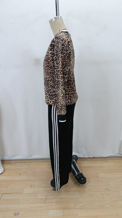 Set de două piese pentru femei - bluza din viscoză cu mâneci lungi, gât rotund, model leopard și pantaloni din viscoză, 37565