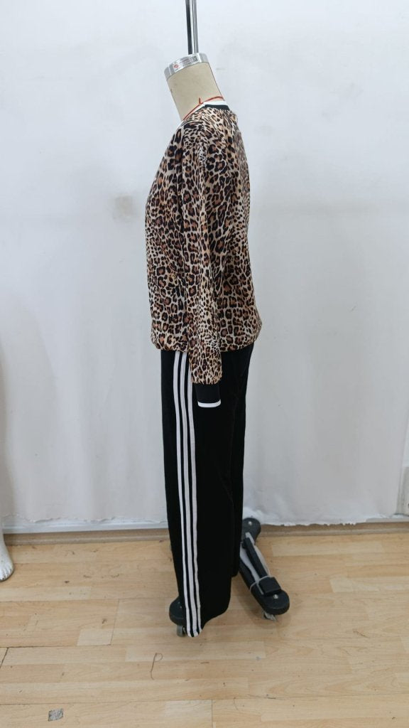 Set de două piese pentru femei - bluza din viscoză cu mâneci lungi, gât rotund, model leopard și pantaloni din viscoză, 37565