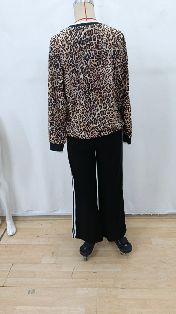 Set de două piese pentru femei - bluza din viscoză cu mâneci lungi, gât rotund, model leopard și pantaloni din viscoză, 37565