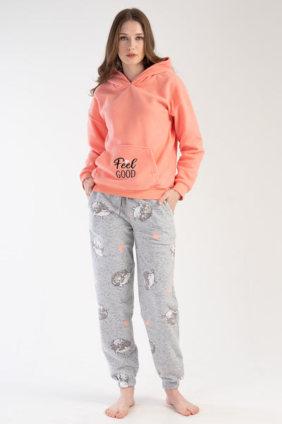 SET PIJAMALE DAMĂ DIN POLAR CU GLUGĂ, CU UMERI LĂSAȚI, MÂNECĂ LUNGĂ, BUZUNAR TIP CANGUR, MANȘETE ȘI BANDA DE JOS CU ELASTIC - PIERSICĂ