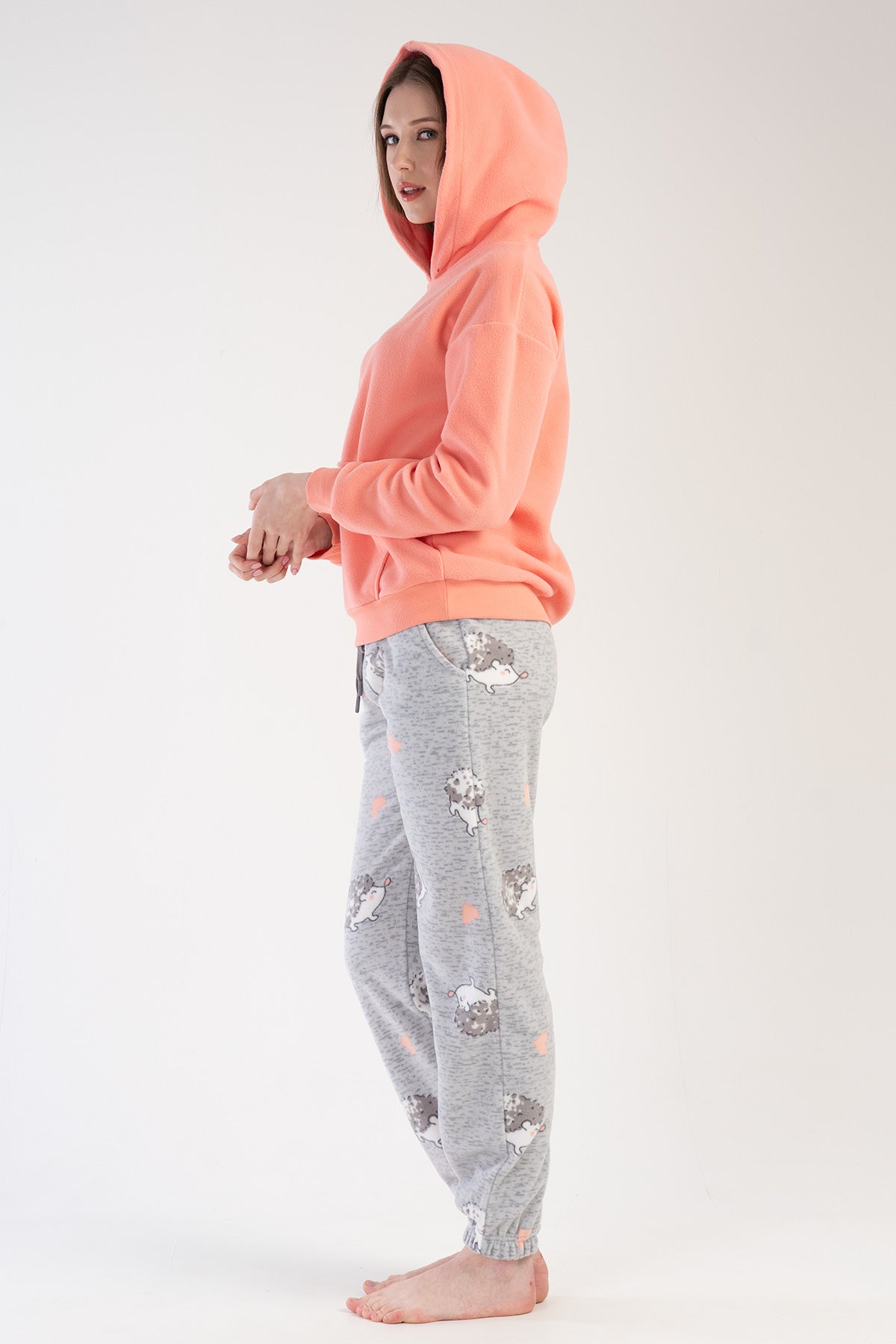 SET PIJAMALE DAMĂ DIN POLAR CU GLUGĂ, CU UMERI LĂSAȚI, MÂNECĂ LUNGĂ, BUZUNAR TIP CANGUR, MANȘETE ȘI BANDA DE JOS CU ELASTIC - PIERSICĂ