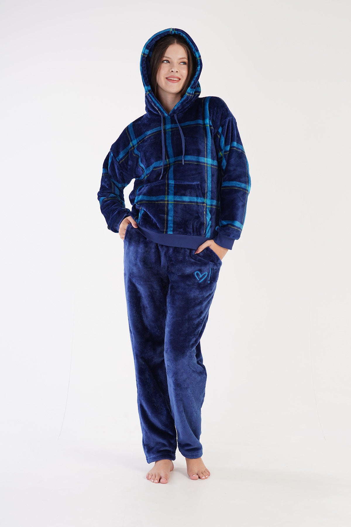 PIJAMALE DE DAMĂ - BLUZĂ CU GLUGĂ MOALE, UMERI CĂZUŢI, MÂNECĂ LUNGĂ, BUZUNAR MARSUPIU, MANŞETE ŞI PANTALONI LUNGI - INDIGO