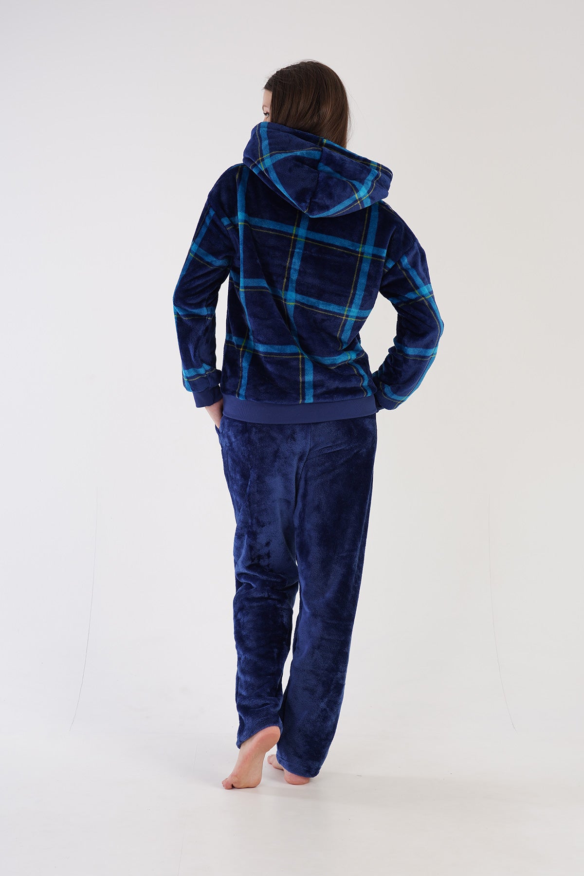 PIJAMALE DE DAMĂ - BLUZĂ CU GLUGĂ MOALE, UMERI CĂZUŢI, MÂNECĂ LUNGĂ, BUZUNAR MARSUPIU, MANŞETE ŞI PANTALONI LUNGI - INDIGO
