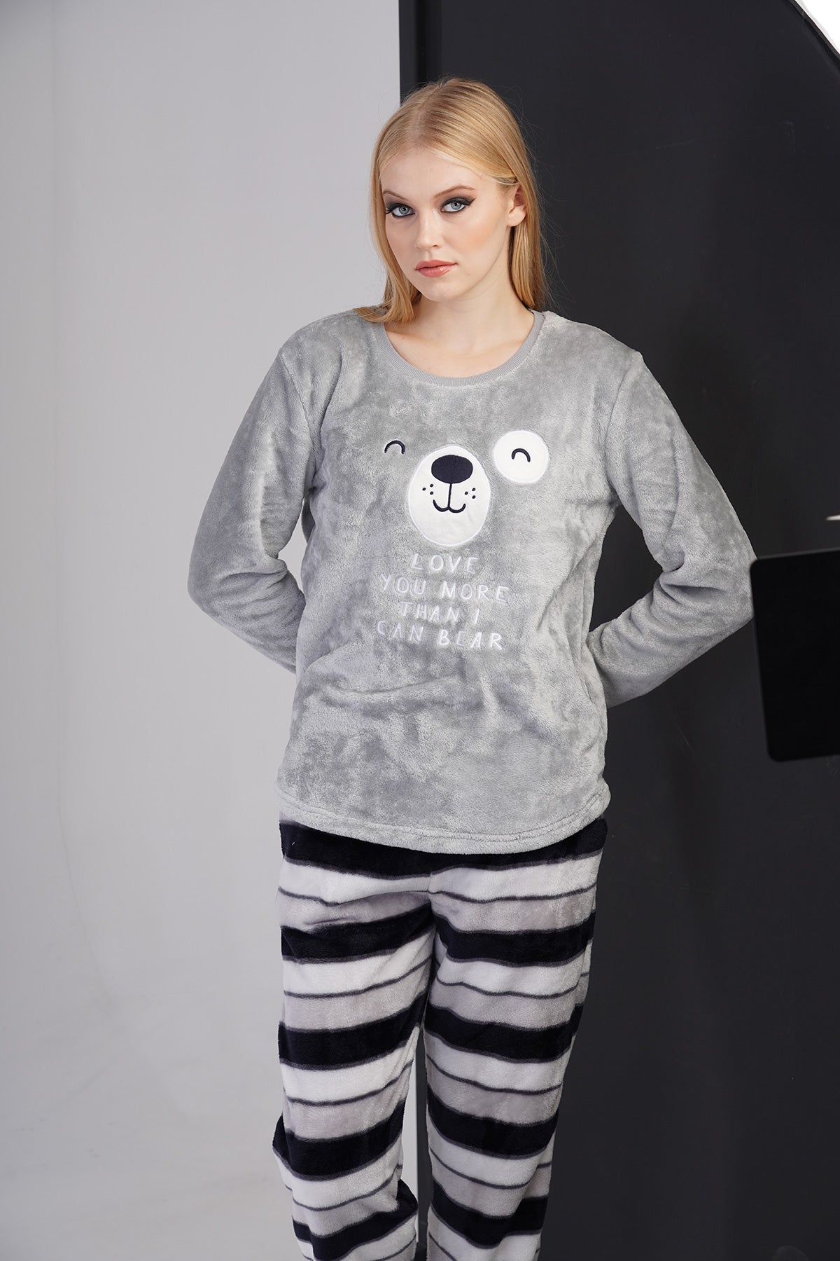 COSTUM DE PIJAMALE DE DAMĂ MOALE CU GULER ROTUND, MÂNECĂ LUNGĂ ȘI BUZUNARE OVALE - PIATRĂ