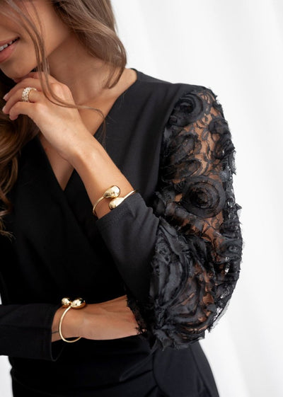 Rochie mini din crep importat pentru femei, cu mâneci lungi, decolteu înfășurat, detaliu încrucișat în față, mâneci cu detaliu floral din dantelă, 30536
