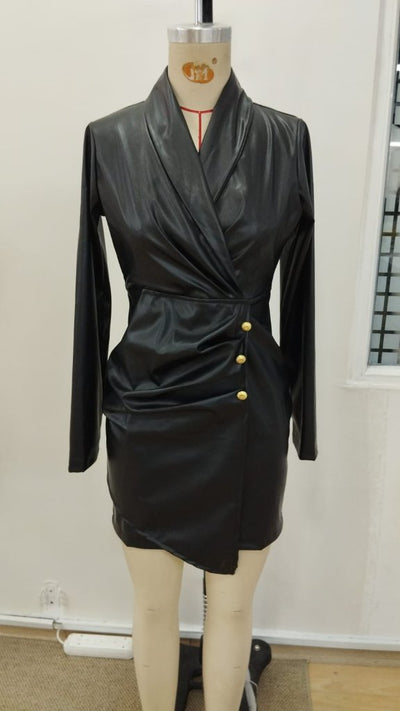 Rochie mini asimetrică din piele cu mâneci lungi, guler în V, drapaj frontal și nasturi, 30856
