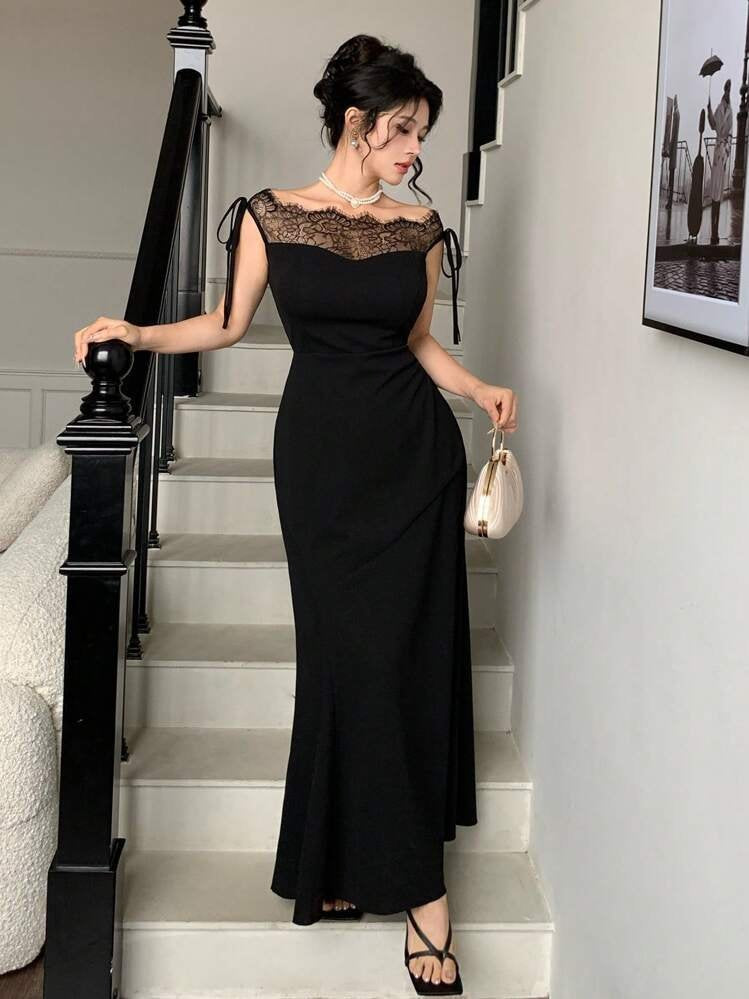 Rochie lungă de damă, din crep importat, cu decolteu barcă, detalii din dantelă la bust și decolteu, 36178