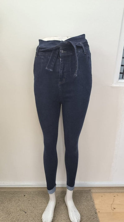 Pantaloni de denim cu talie înaltă, nasturi pe fată, detaliu rupt, 31069