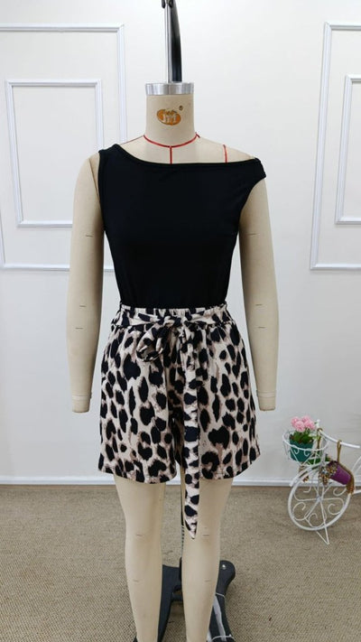 Set de două piese pentru femei, bluză din viscoză, fără mâneci, cu guler rotund și pantaloni scurți din modal cu imprimeu leopard, 31769