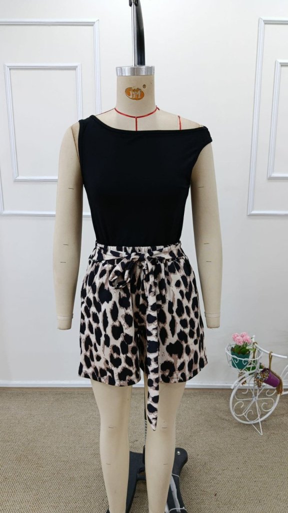 Set de două piese pentru femei, bluză din viscoză, fără mâneci, cu guler rotund și pantaloni scurți din modal cu imprimeu leopard, 31769