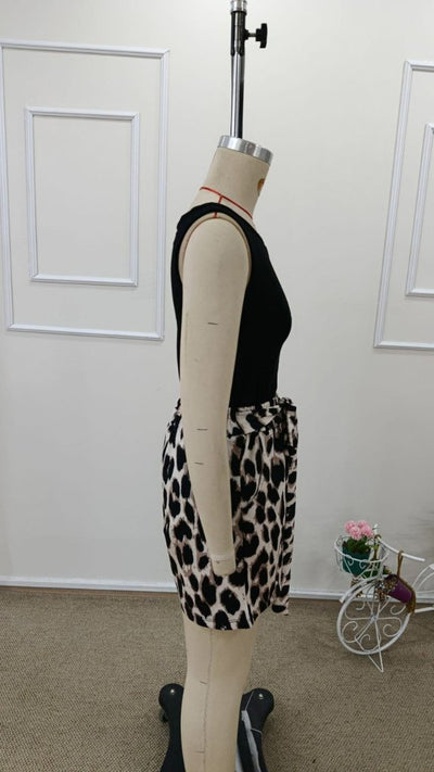 Set de două piese pentru femei, bluză din viscoză, fără mâneci, cu guler rotund și pantaloni scurți din modal cu imprimeu leopard, 31769