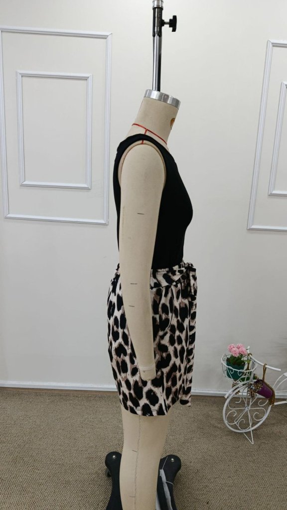 Set de două piese pentru femei, bluză din viscoză, fără mâneci, cu guler rotund și pantaloni scurți din modal cu imprimeu leopard, 31769