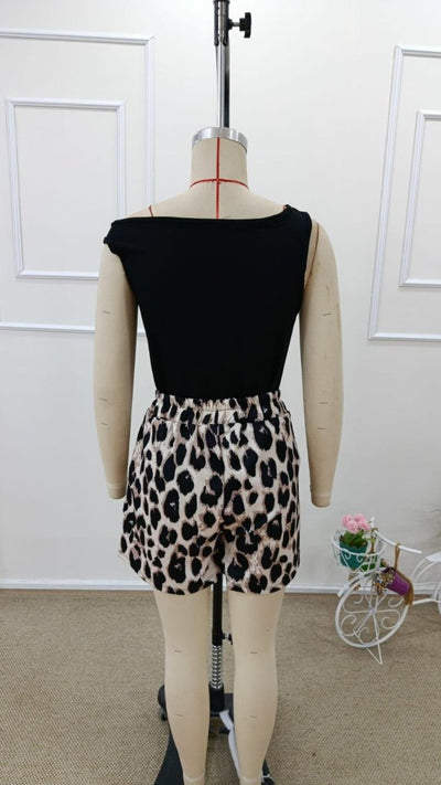 Set de două piese pentru femei, bluză din viscoză, fără mâneci, cu guler rotund și pantaloni scurți din modal cu imprimeu leopard, 31769