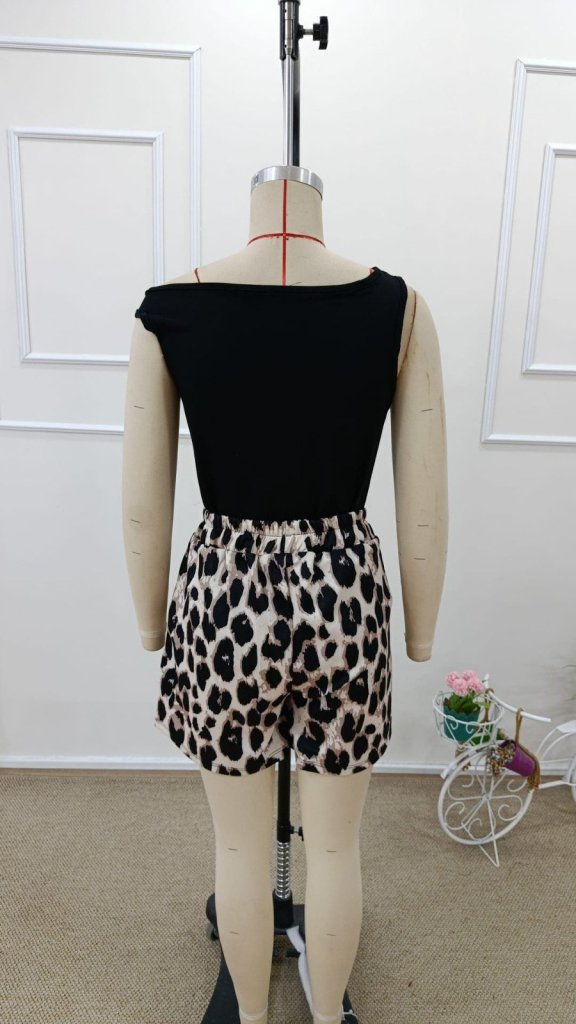 Set de două piese pentru femei, bluză din viscoză, fără mâneci, cu guler rotund și pantaloni scurți din modal cu imprimeu leopard, 31769