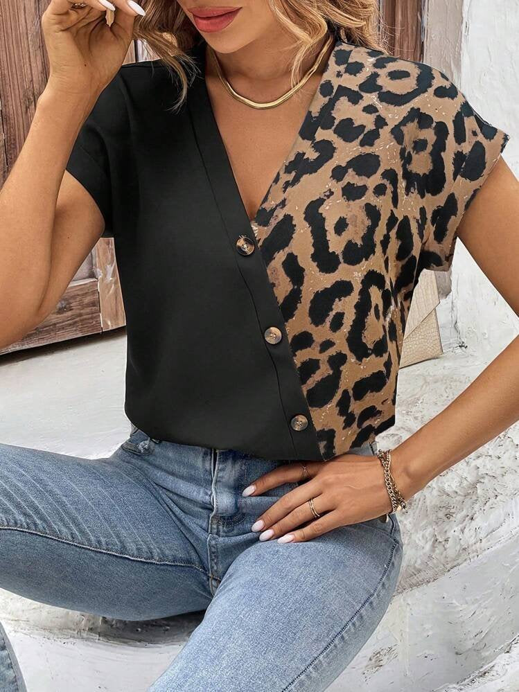Bluza din viscoză pentru femei cu mâneci scurți, gât V, nasturi pe față, model leopard, 37592