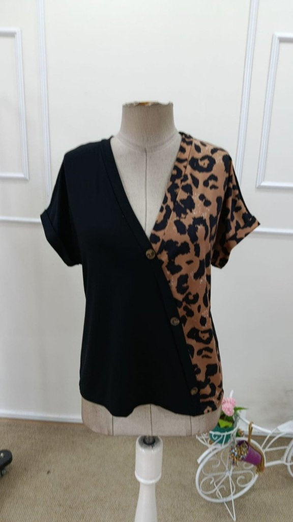Bluza din viscoză pentru femei cu mâneci scurți, gât V, nasturi pe față, model leopard, 37592