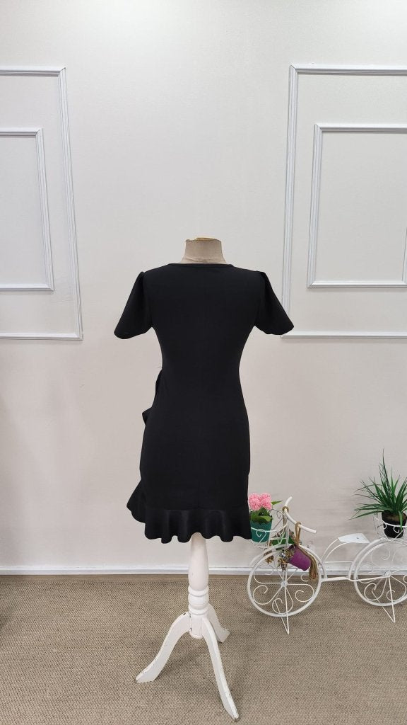 Rochie de damă din crep importat, cu mânecă scurtă, guler rotund și volane în față, 32799