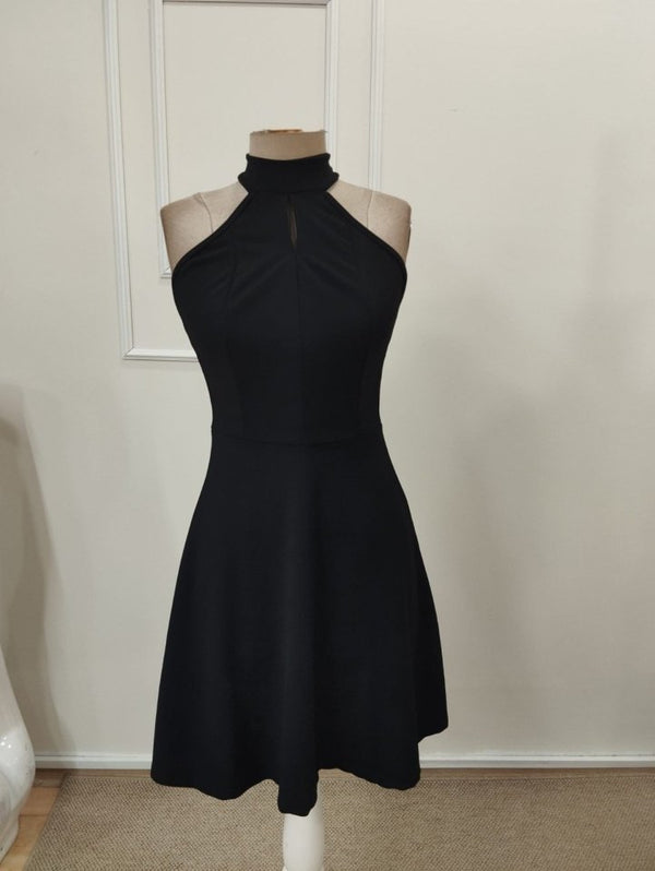 Rochie scurtă din crep importat, cu guler înalt și umeri goi, cu detalii de dantelă la spate, 32341