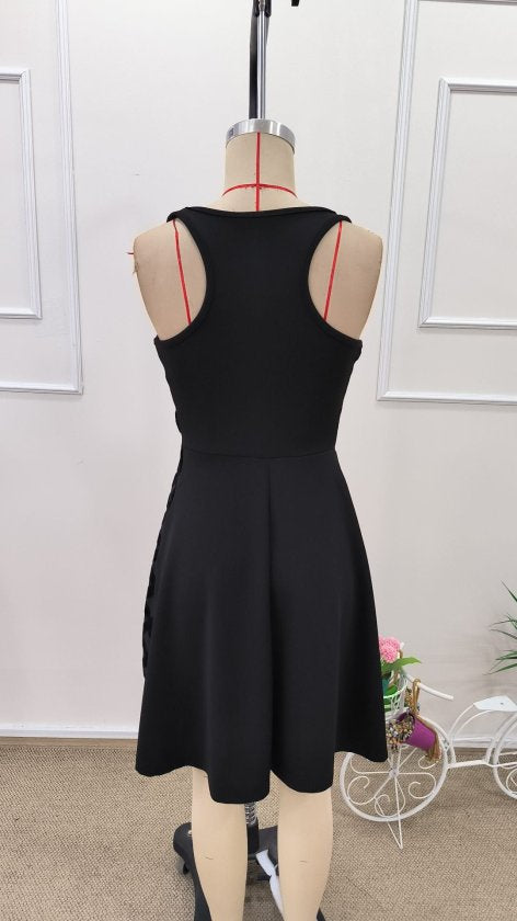Rochie scurtă din crep strălucitor, cu decolteu adânc în V, cu bretele și detalii laterale din tul, 32638