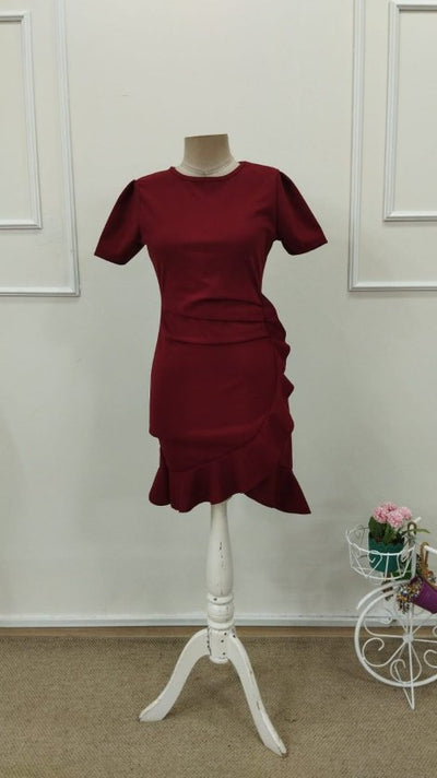 Rochie de damă din crep importat, cu mânecă scurtă, guler rotund și volane în față, 32790