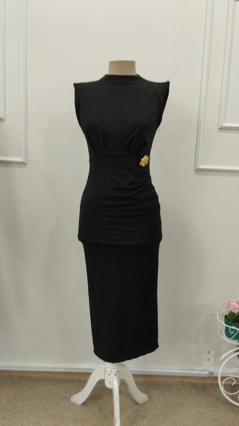 Rochie midi de damă cu guler înalt, mânecă scurtă și detaliu floral cu accesorii, 33225