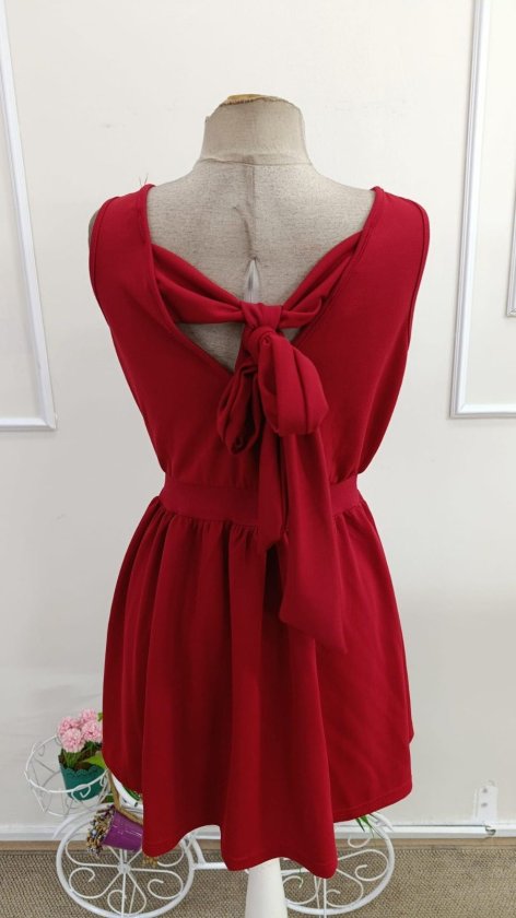 Rochie scurtă din crep strălucitor, cu decolteu înfășurat, bretele și fundă la spate, 33489