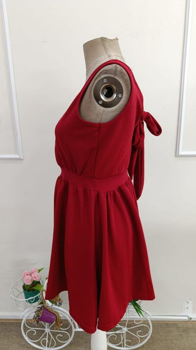 Rochie scurtă din crep strălucitor, cu decolteu înfășurat, bretele și fundă la spate, 33489