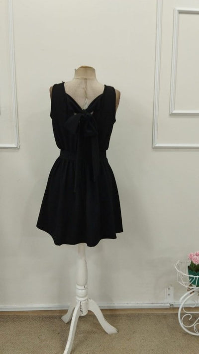 Rochie scurtă din crep strălucitor, cu decolteu înfășurat, bretele și fundă la spate, 33490