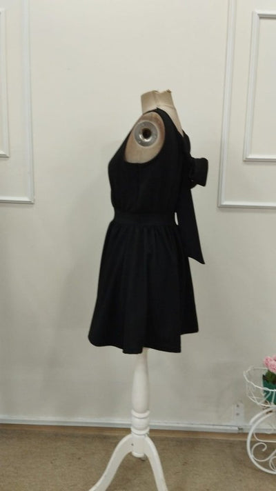 Rochie scurtă din crep strălucitor, cu decolteu înfășurat, bretele și fundă la spate, 33490