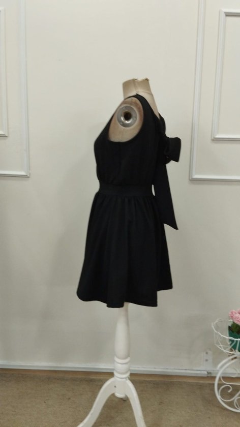 Rochie scurtă din crep strălucitor, cu decolteu înfășurat, bretele și fundă la spate, 33490