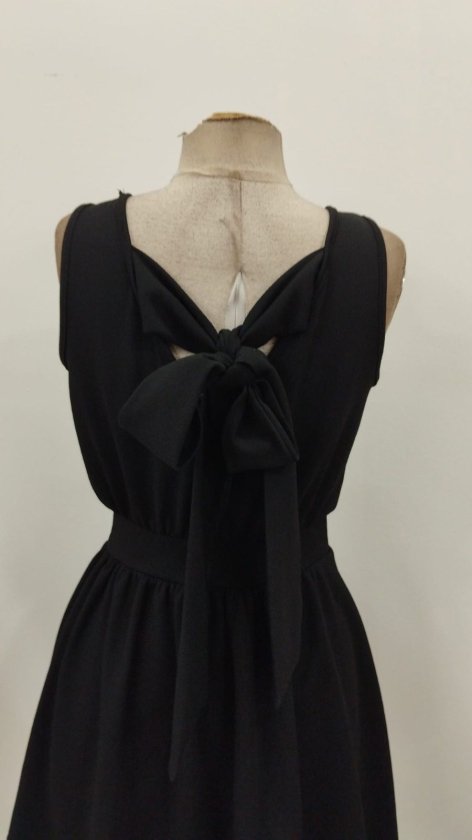 Rochie scurtă din crep strălucitor, cu decolteu înfășurat, bretele și fundă la spate, 33490