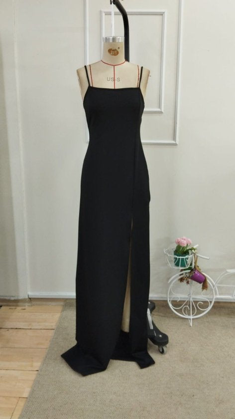 Rochie de damă din crep strălucitor, cu bretele, adânci și lungi, cu crăpături, 33521