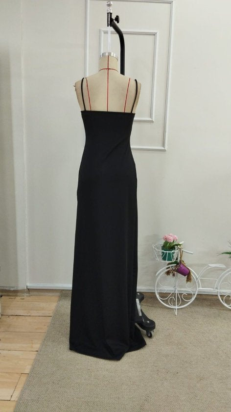 Rochie de damă din crep strălucitor, cu bretele, adânci și lungi, cu crăpături, 33521